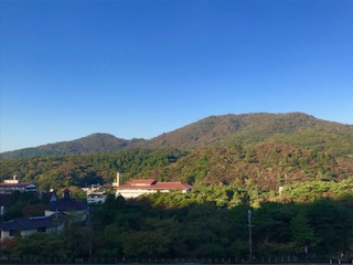 朝日と絹笠山の紅葉！！